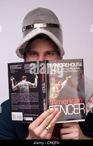 USA fencer et Tim Morehouses auteur pose au Sommet des médias de l'USOC à Dallas, TX avant les Jeux Olympiques de Londres 2012 Banque D'Images
