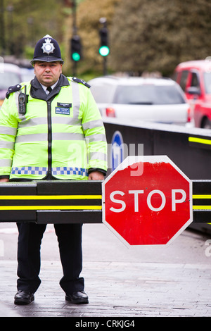 Barrières de police mis en place autour de la Maison du Parlement à Londres à l'abri de véhicule ou de kamikazes Banque D'Images