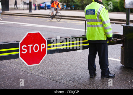 Barrières de police mis en place autour de la Maison du Parlement à Londres à l'abri de véhicule ou de kamikazes Banque D'Images