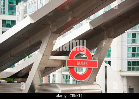 La gare routière de Vauxhall à Londres, dont la verrière est recouvert de panneaux solaires, Londres, Royaume-Uni. Banque D'Images