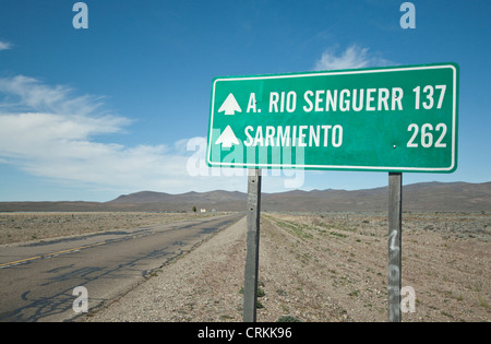 Route 40 sign avec ville distances in km Provence Chubut, Patagonie, Argentine Banque D'Images