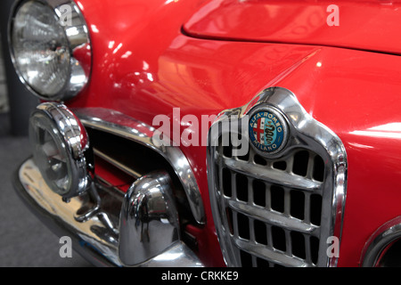 Radiateur Alfa Romeo et le phare. Voiture sur l'affichage à l'Lakeland Motor Museum, Cumbria Banque D'Images