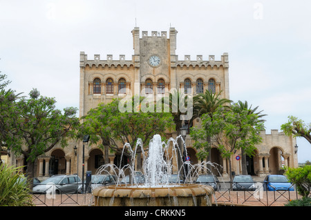 Placa des naissance ciutadella fontaine et hôtel de ville menorca Baléares Espagne Banque D'Images