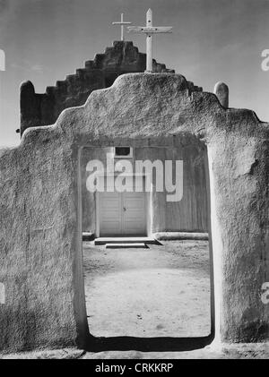 Vue de face de l'entrée, 'église, monument historique Taos Pueblo, New Mexico, 194 Banque D'Images