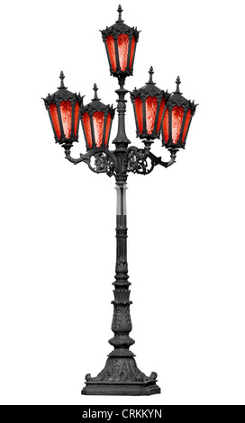 La vieille fonte lampadaire avec verre rouge isolé sur fond blanc Banque D'Images