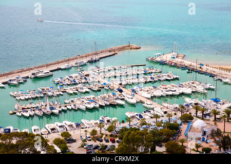 Marina de yachts privés dans la ville de Sidi Bou Said, Carthage, Tunisie, Afrique. Port de Sidi Bou Said dans le nord de la Tunisie Banque D'Images