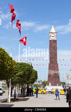 La tour de Big Ben clock et fontaine avec des drapeaux nationaux dans le centre-ville de Tunis, Tunisie Banque D'Images