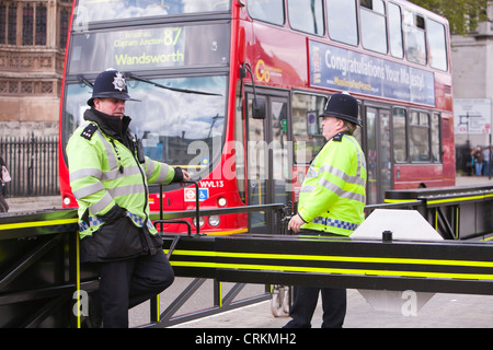 Barrières de police mis en place autour de la Maison du Parlement à Londres à l'abri de véhicule ou de kamikazes Banque D'Images