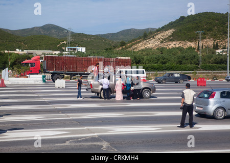 SOUSSE, TUNISIE - CIRCA MAI, 2012 : de nombreux Tunisiens obtenir une voiture sur route payante entre Tunis et Sousse, capitale sur circa Banque D'Images