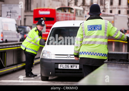 Barrières de police mis en place autour de la Maison du Parlement à Londres à l'abri de véhicule ou de kamikazes Banque D'Images