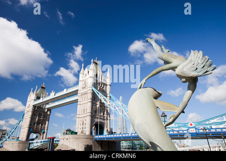 Le Tower Bridge à Londres, au Royaume-Uni avec un dauphin de la sculpture. Banque D'Images