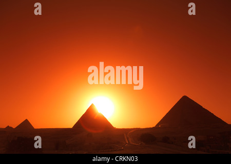 Pyramides au coucher du soleil, Giza, Egypte Banque D'Images