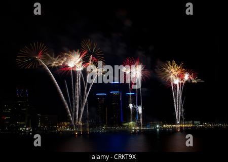 D'Artifice cible célébration internationale entre Windsor (Ontario), d'un côté de la rivière Détroit, Michigan et de l'autre. Banque D'Images