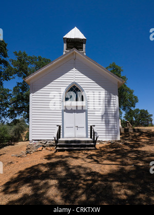 Vieux Saint Francis Xavier petite église blanche en chinois Camp, California, USA. Banque D'Images