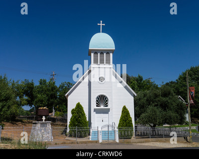 Vue d'élévation extérieure de la façade de Saint Vasilije église orthodoxe serbe de Angel's Camp, Californie. Banque D'Images