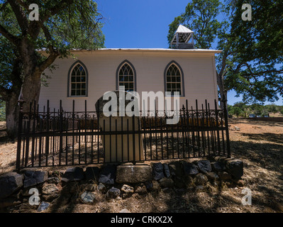 Vieux Saint Francis Xavier petite église blanche en chinois Camp, California, USA. Banque D'Images