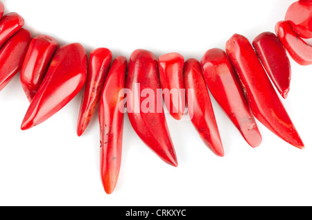 Collier de corail naturel rouge sur fond blanc Banque D'Images