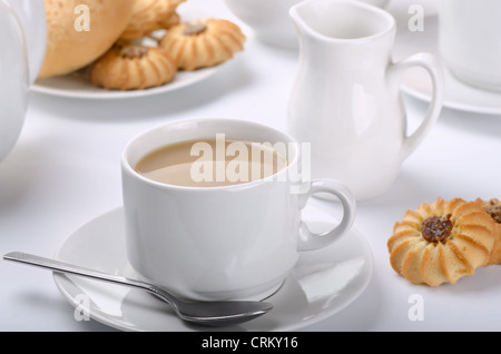 Tasse de thé anglais avec du lait. La vie encore. Banque D'Images