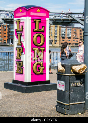 LONGUE VIE AMOUREUSE par Ryan Callanan - réplique décorée en fibre de verre de la borne téléphonique K6 près de la Tate Modern Gallery, Londres, Royaume-Uni Banque D'Images