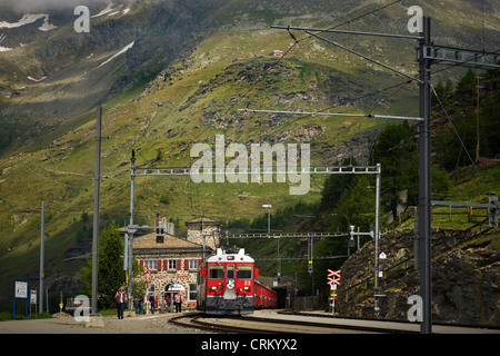 La Suisse, dans le canton de Grisons, Bernina Express, Alp Grum railway station Banque D'Images