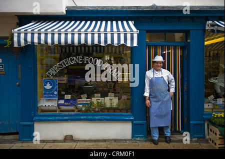 Grocers shop sur high street à Presteigne Powys Mid-Wales UK Banque D'Images