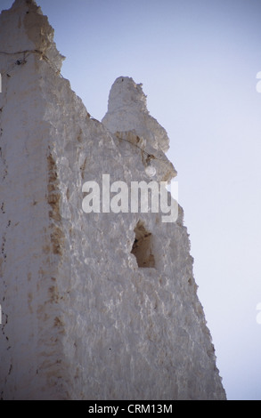 La mosquée en brique de boue peinte en blanc dans l'oasis de Djanet au sud du Sahara algérien Banque D'Images