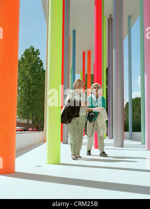 Expo 2002 visiteurs entre colonnes de couleur néon Banque D'Images