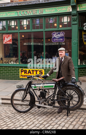 Cycle Moror rider et Garage, Beamish Open Air Museum, County Durham Banque D'Images