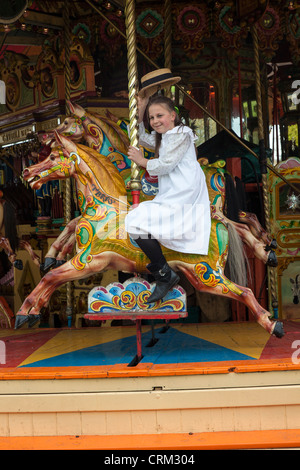 Fille sur le Carrousel, Beamish Open Air Museum, County Durham Banque D'Images