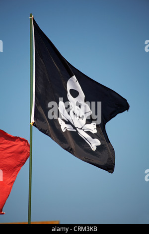 Drapeau pirate Jolly Roger dans le vent à Poole Banque D'Images