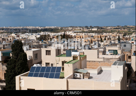 Une vue sur le toit de Zejtun, Malte, montre de nombreuses maisons avec des chauffe-eau solaires passifs et des panneaux solaires photovoltaïques pour la production d'électricité Banque D'Images