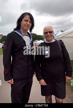 La mère et le fils, tous deux membres de l'Élève-officier de marine la Force. Banque D'Images