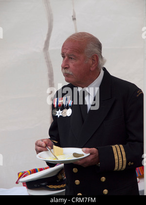 Un homme de la Marine royale a le déjeuner. Banque D'Images