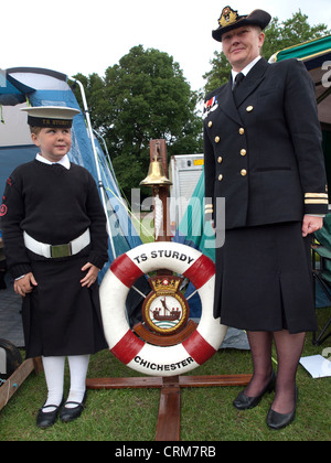 Les jeunes et les anciens membres de la Sea Cadet Corps Banque D'Images