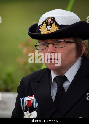 Un bénévole adulte déterminé dans le corps des cadets de la Marine Banque D'Images