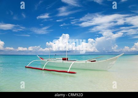 Bateau philippin blanc sur l'île de Bantayan, Cebu Banque D'Images