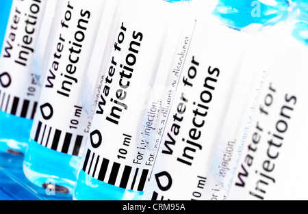 Ampoules en verre contenant de l'eau pour préparations injectables. Banque D'Images