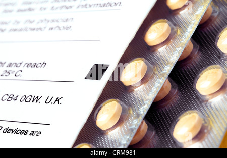 Ouverture de la boîte de comprimés de sulfate de morphine. Banque D'Images