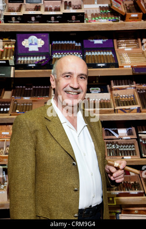 Portrait d'un homme propriétaire de magasin de tabac l'article boîtes à cigares avec en arrière-plan Banque D'Images