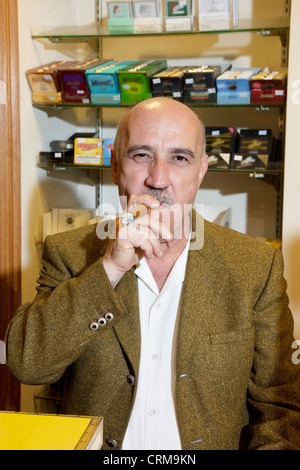 Portrait of mature propriétaire du magasin de tabac smoking cigar Banque D'Images