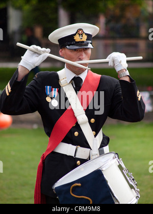 Un batteur avec les Cadets de la Marine Banque D'Images