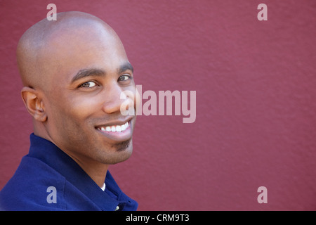 Portrait of a happy African American man sur fond coloré Banque D'Images