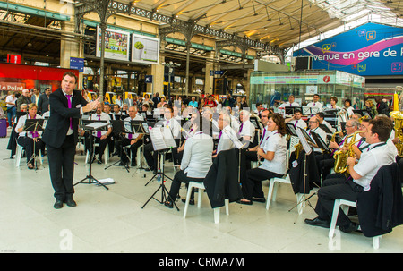 Paris, France, grande foule, Orchestre Symphonique se produisant dans la gare, 'Gare du Nordn', Festival National de musique, 'Fête de la musique', concert de musique classique, festival de musique assis, jouer des instruments de musique Banque D'Images