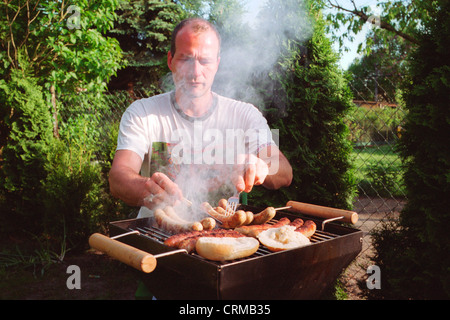 L'homme de Berlin barbecue dans le jardin Banque D'Images