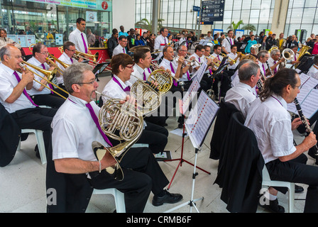 Journée mondiale de la musique, Célébrations, Paris, France, grande foule de gens, hommes, Orchestre Symphonique se produisant dans la gare, Gare du Nord, Festival National de musique, 'Fête de la musique', concert de musique classique, activités pour seniors, sur scène Banque D'Images