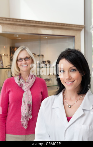 Portrait of happy Mid adult opticien et verres de port client Banque D'Images