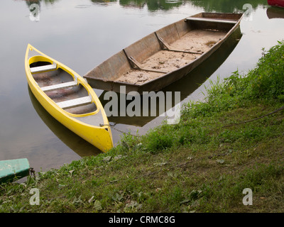 Bateaux sur la rivière Kupa, Ozalj, Croatie Banque D'Images