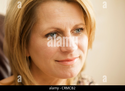 Un coup de tête d'une femme à côté de la pensée. Banque D'Images