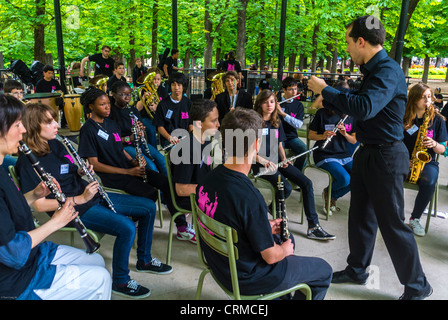 Paris, France, groupe multiracial des lycéens se produisant dans, Journée mondiale de la musique, Fête de la musique, Festival des concerts de musique classique dans les jardins du Luxembourg, Festival mondial de la jeunesse, cours de français Banque D'Images