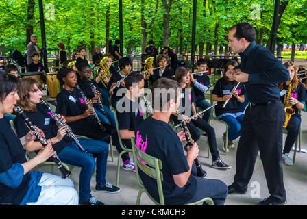 Paris, France, grande foule de gens, lycéens français très occupés se produisant dans, Festival national de musique, 'Fête de la musique', concert de musique classique dans les jardins du Luxembourg, en plein air, intégré, instruments de musique pour adolescents, musiciens classiques, jardin d'adolescents diversifié Banque D'Images